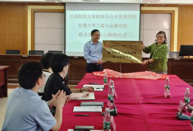 Dean Au Yong Hui Nee of Faculty of Business and Finance of Universiti Tunku Abdul Rahman visited our college to give a lecture